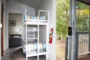 Cabana bàsica (Ensuite Cabin) | Planxa i posts de planxar, wifi gratuïta i roba de llit