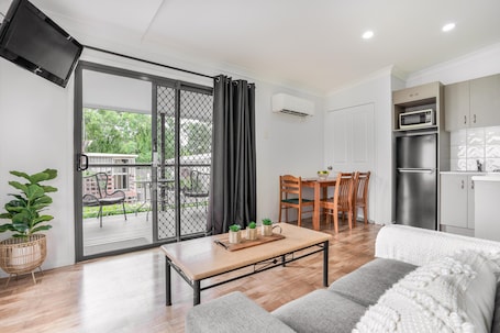 Standard Cabin | Living area | Flat-screen TV