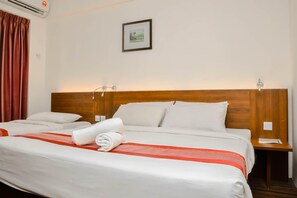 Bar mini, langsir/tirai gelap terus, seterika/papan seterika