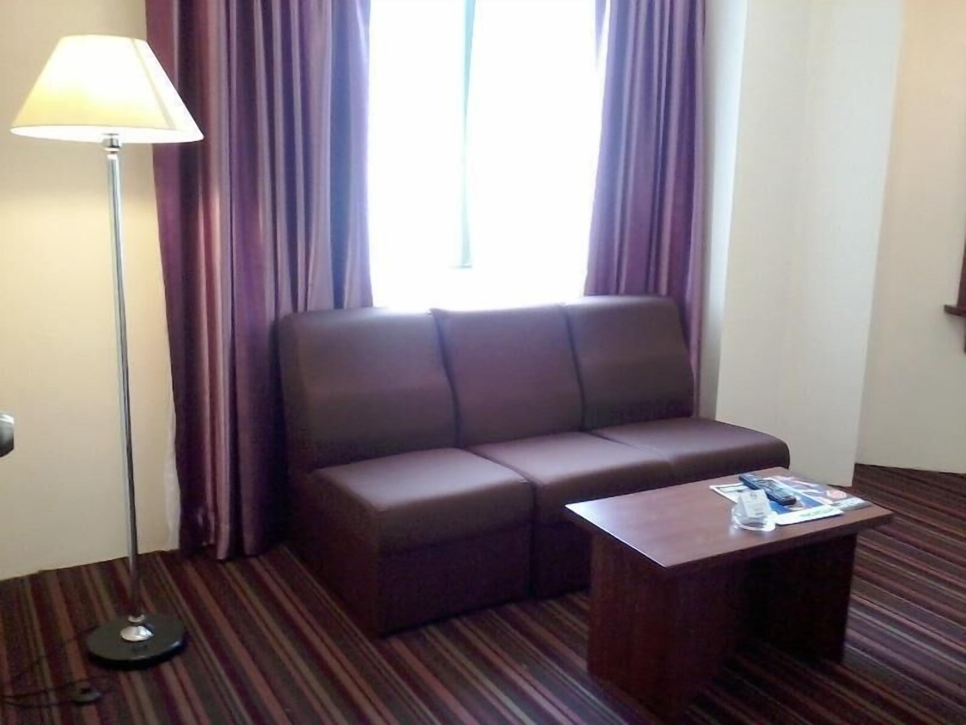 executive studio suite | living area | flat-screen tv