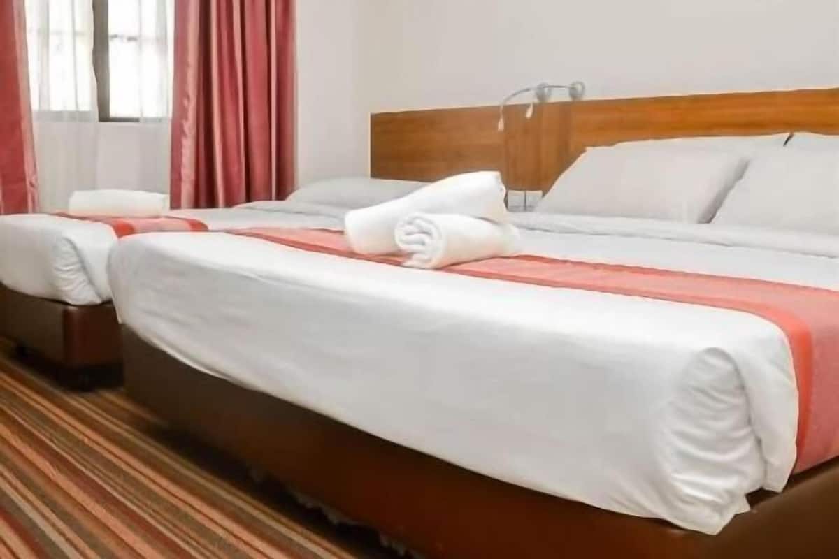 Een minibar, verduisterende gordijnen, een strijkplank/strijkijzer