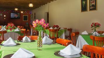Se sirven desayunos, comidas, cenas y cocina mexicana