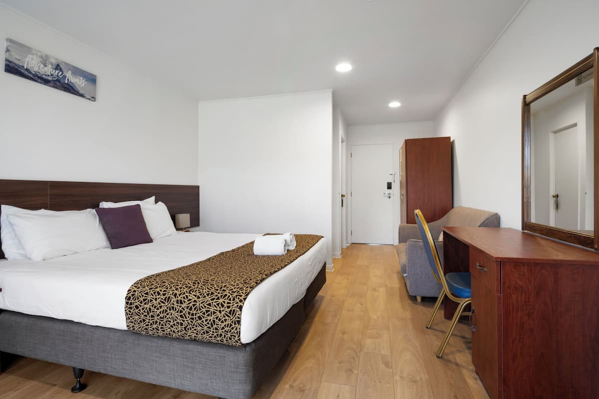 1 bedroom, desk, blackout curtains, soundproofing