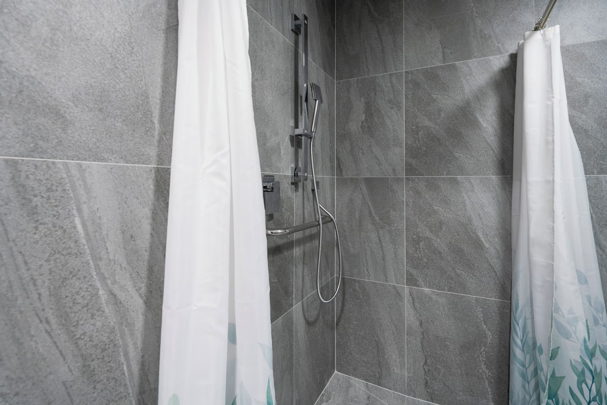 deluxe king room | bathroom shower