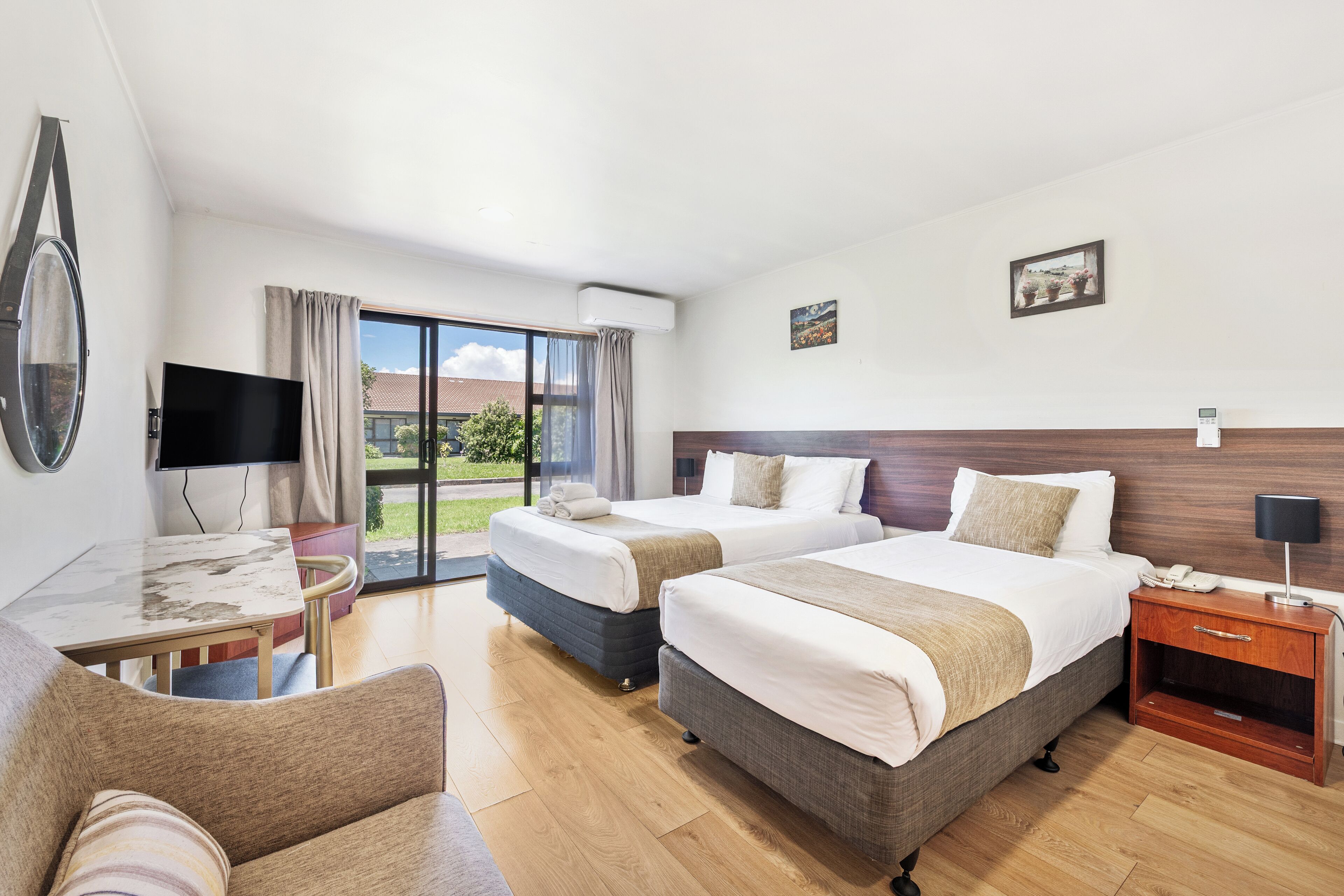 Deluxe Twin Room | Desk, blackout drapes, soundproofing, cribs/infant beds