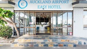 The Auckland Airport Easy Hotel entrance with a glass facade, a clear view inside, and a stone-tiled entrance. - Auckland Airport Easy Hotel (Auckland)