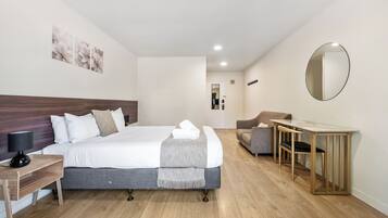 Escritorio, cortinas opacas, sistema de insonorización y cunas (de pago)