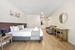 Escritorio, cortinas blackout, sistema de insonorización y cunas 