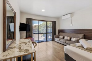 Family Room | Skrivebord, blendingsgardiner, lydisolert og barnesenger