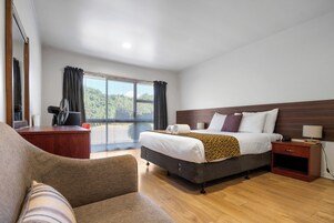 Standard Queen Room | 办公桌、遮光窗帘、隔音、婴儿床