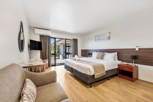 Deluxe King Room | 办公桌、遮光窗帘、隔音、婴儿床