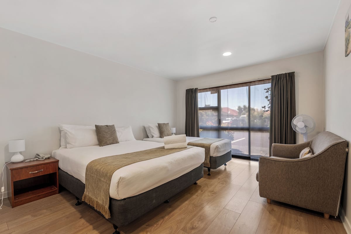 Desk, blackout drapes, soundproofing, cribs/infant beds