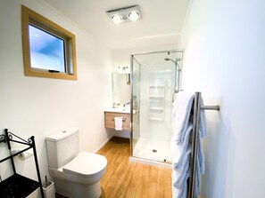 Horopito Self Contained Unit | Premium bedding, individually decorated, laptop workspace - Tongariro Crossing Lodge (National Park Village)