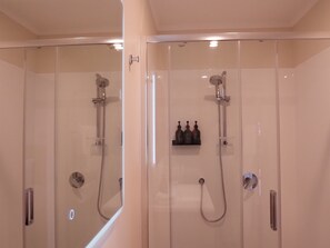 Premium-suite - 1 soveværelse - have-område | Badeværelse | Bruser, gratis toiletartikler, hårtørrer, håndklæder