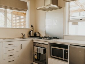 Horopito Self Contained Unit | Eigene Küche | Kühlschrank, Mikrowelle, Wasserkocher mit Kaffee-/Teezubehör