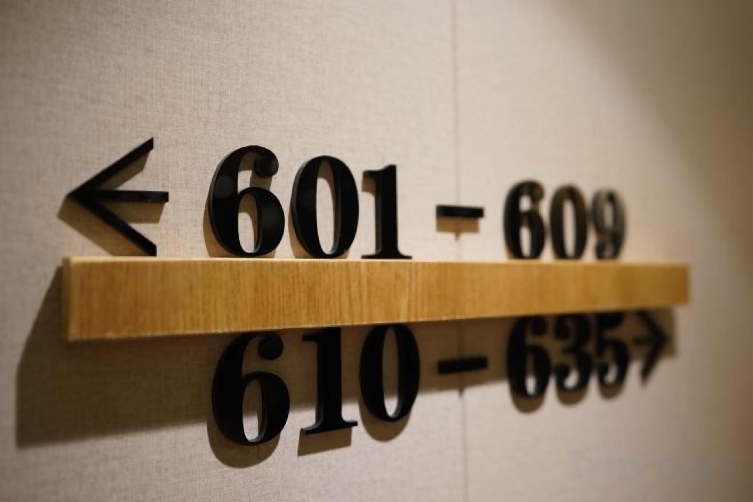 A wall-mounted sign with room numbers 601-609 and 610-635.