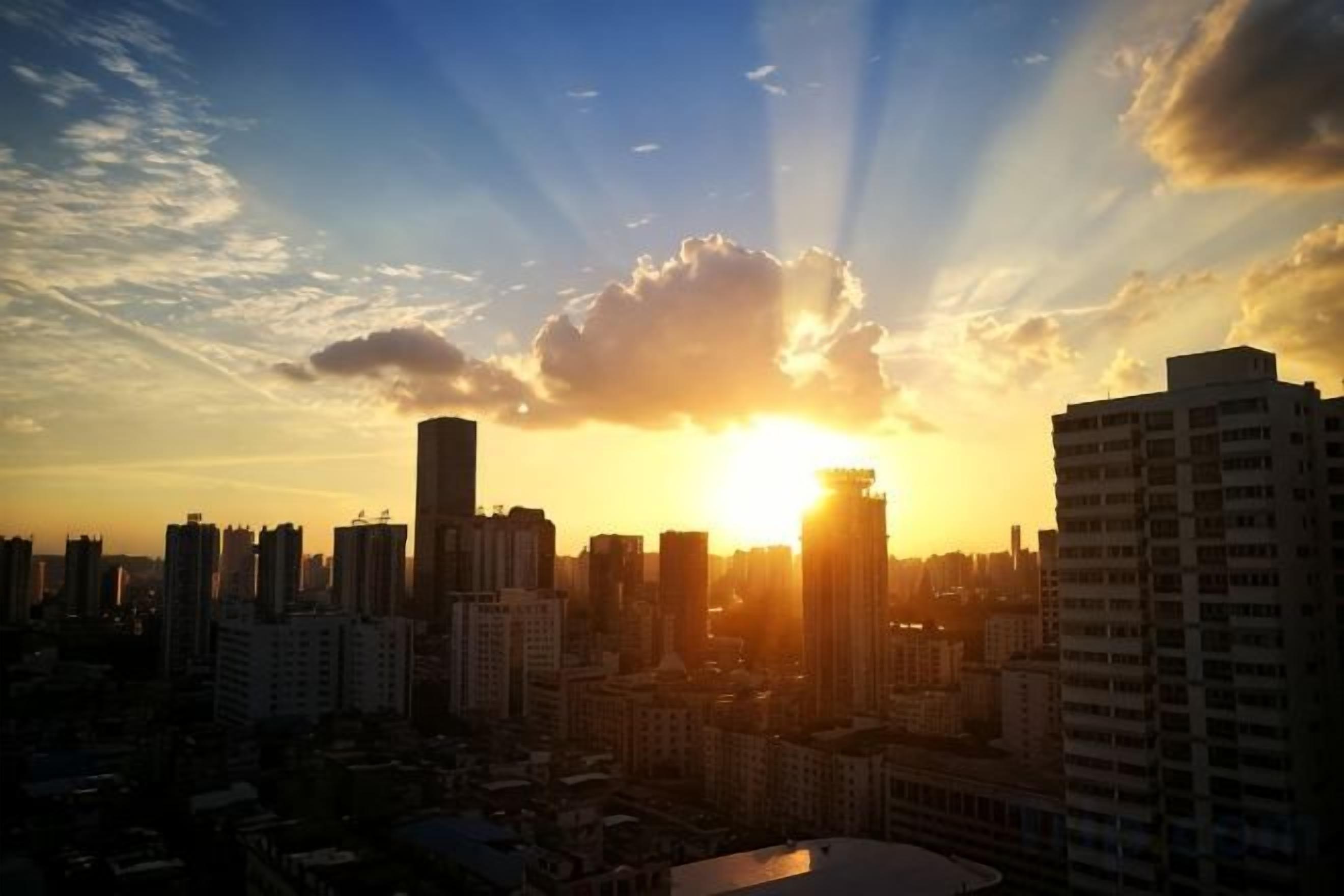 Un paisaje urbano con rascacielos al atardecer.