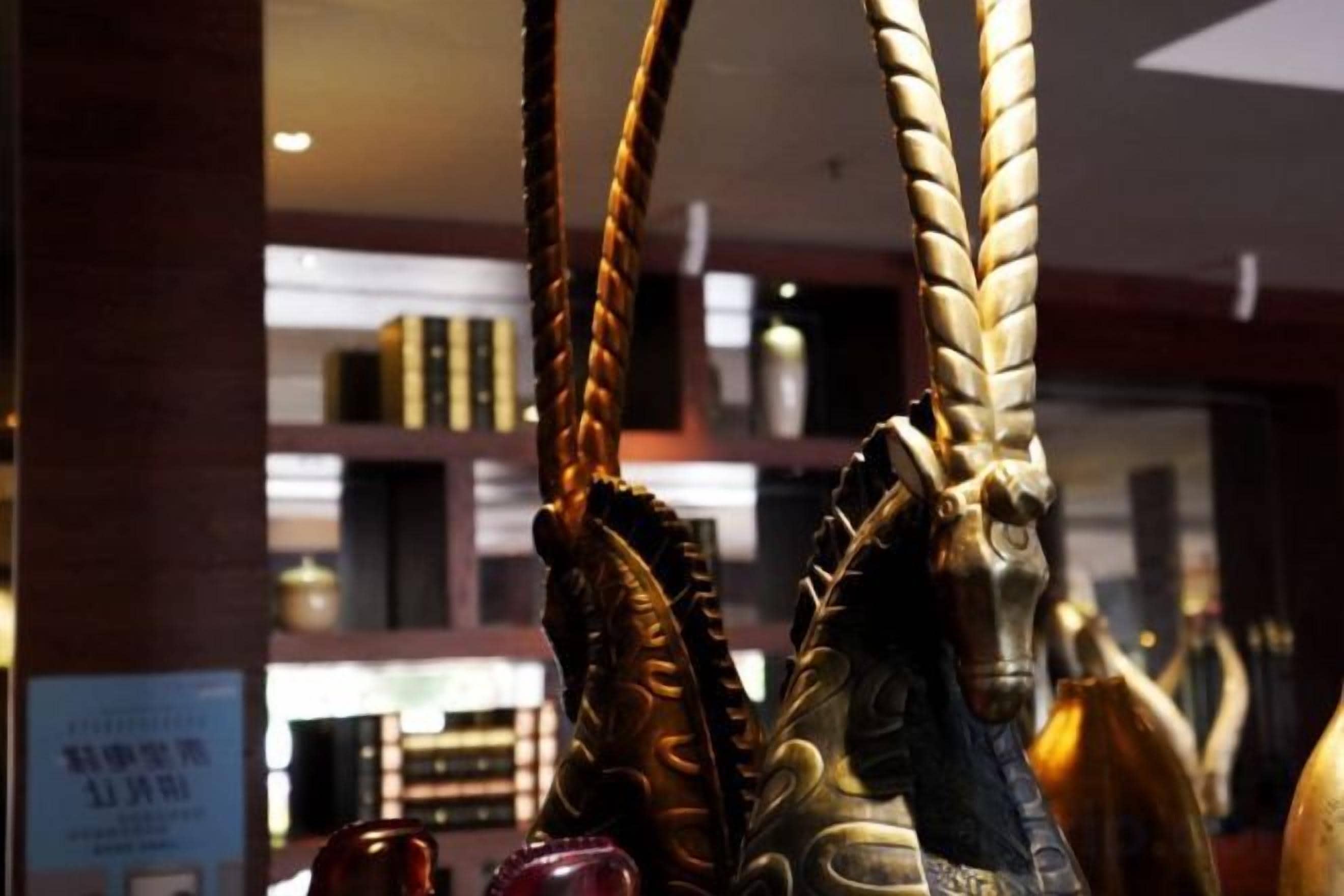 Una exposición de objetos decorativos, posiblemente en el vestíbulo de un hotel o espacio público similar.