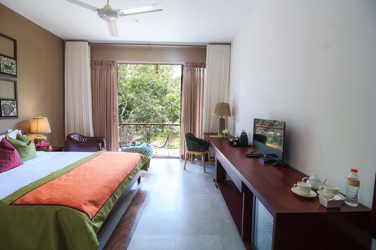 Deluxe villa | Luxe beddengoed, een minibar, een kluis op de kamer, een bureau
