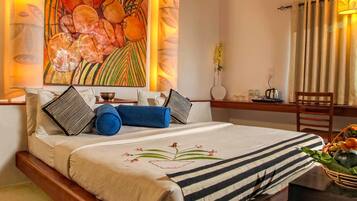 Superior Room | Peralatan tempat tidur premium, bar mini, peti besi dalam bilik, meja