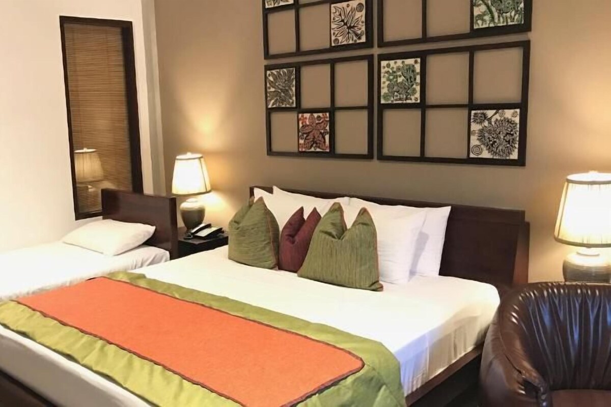 Bộ đồ giường cao cấp, minibar, két bảo mật tại phòng, bàn 