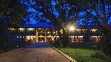 Bagian depan properti - sore/malam