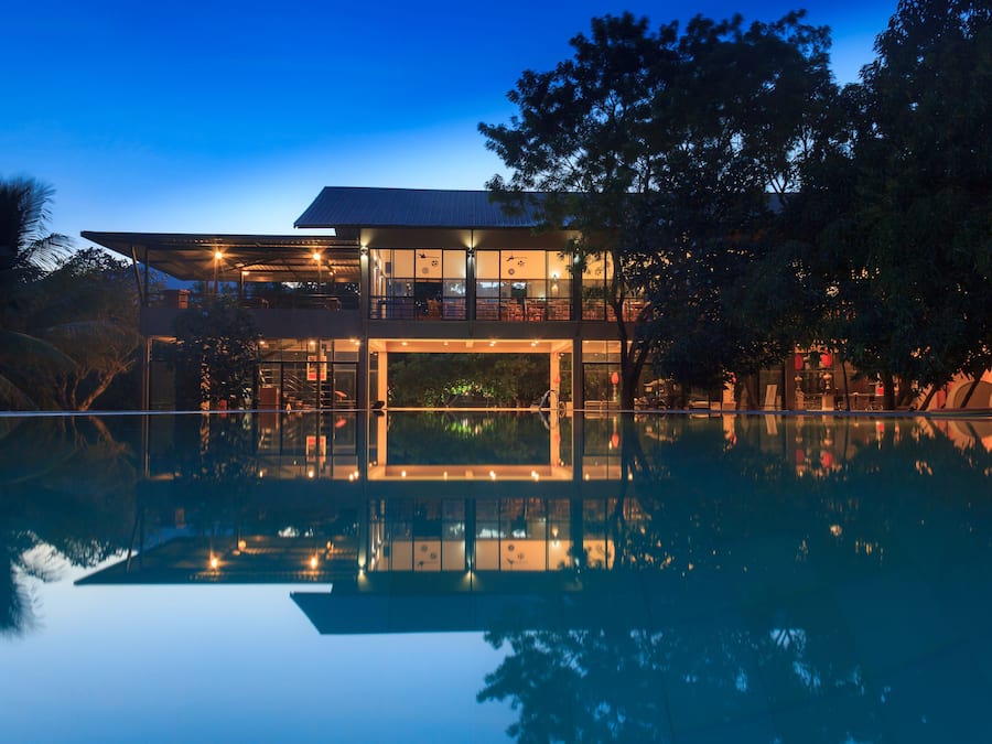 Fachada de la propiedad por la tarde o noche