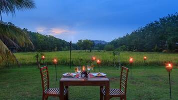 Sarapan, makan tengah hari, makan malam dihidangkan; masakan serantau