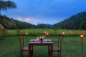 供应早餐、午餐和晚餐，地区菜