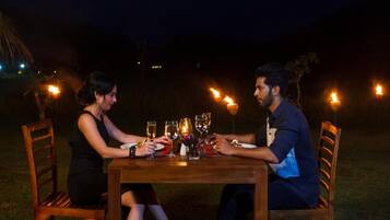 Melayani sarapan, makan siang, makan malam; sajian masakan daerah