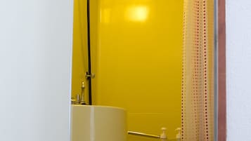 Combined shower/bathtub, rainfall showerhead, free toiletries