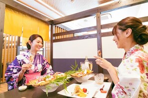 A traditional Japanese setting with tatami flooring, a low table, and a wooden partition. - Ureshino Onsen Ureshino Motoyu (Ureshino)