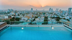 Una piscina en la azotea con vista a la ciudad.