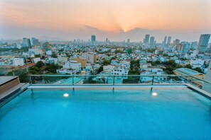 Outdoor pool, sun loungers - Ocean Haven Hotel (Da Nang)