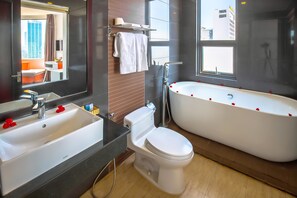 Dusche, Haartrockner, Hausschuhe, Bidet