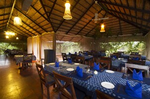Se sirven desayunos, almuerzos y cenas; cocina india