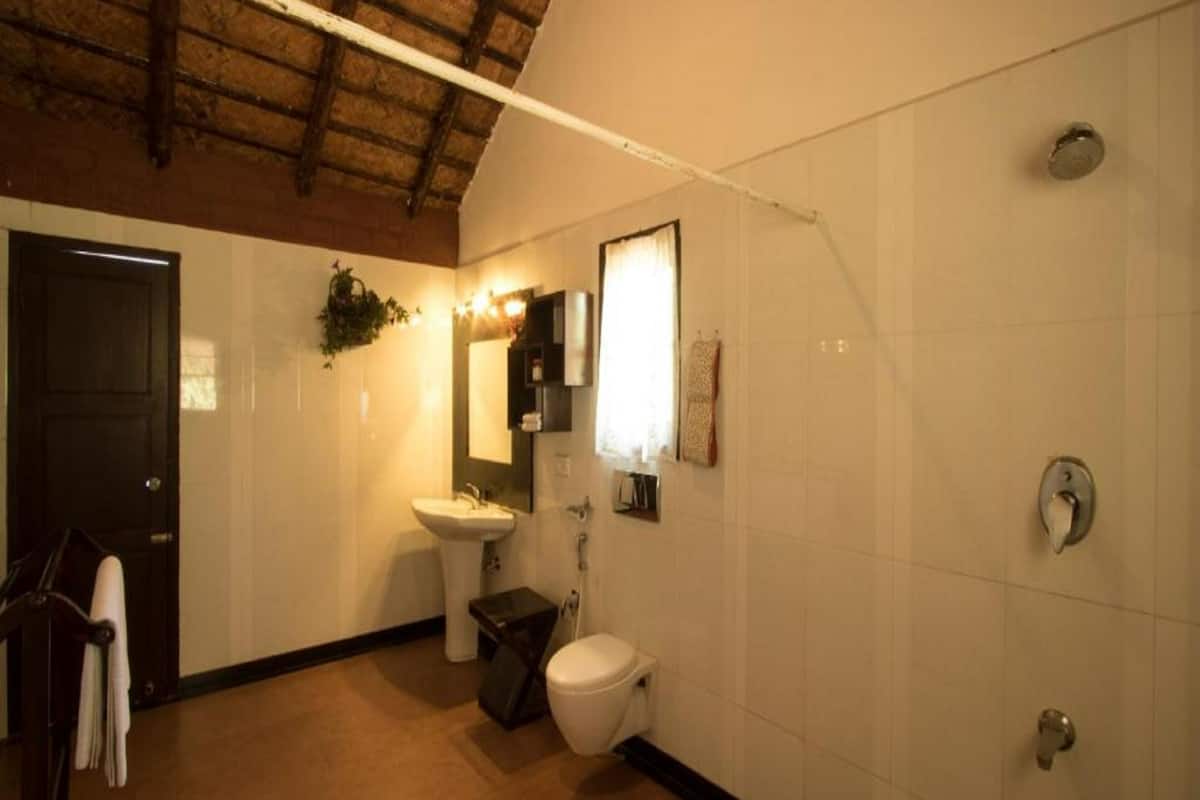 luxury cottage, 1 bedroom | bathroom | separate bathtub and shower, jetted bath, free toiletries, hair dryer