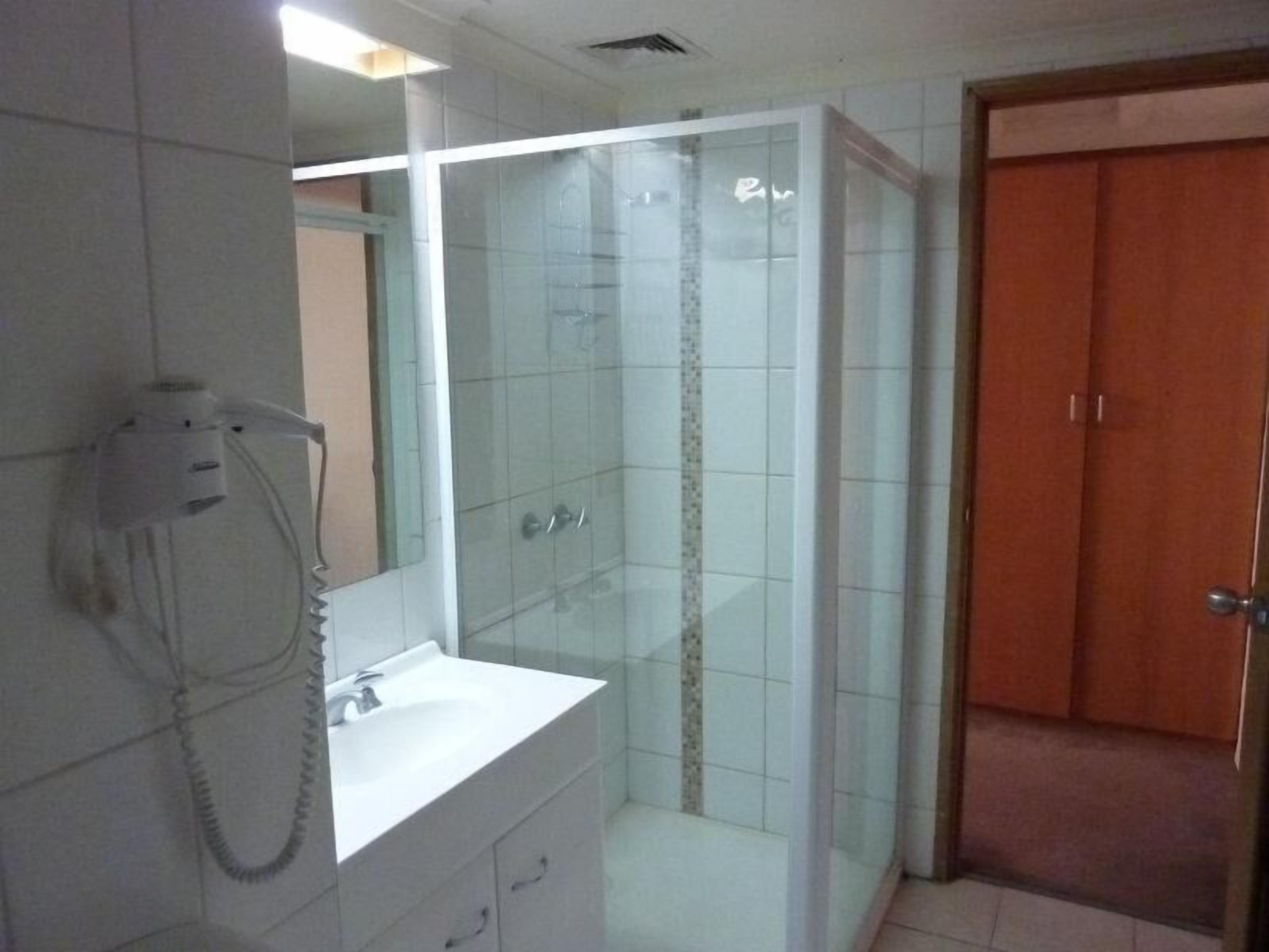 suite, 3 bedrooms | bathroom | towels