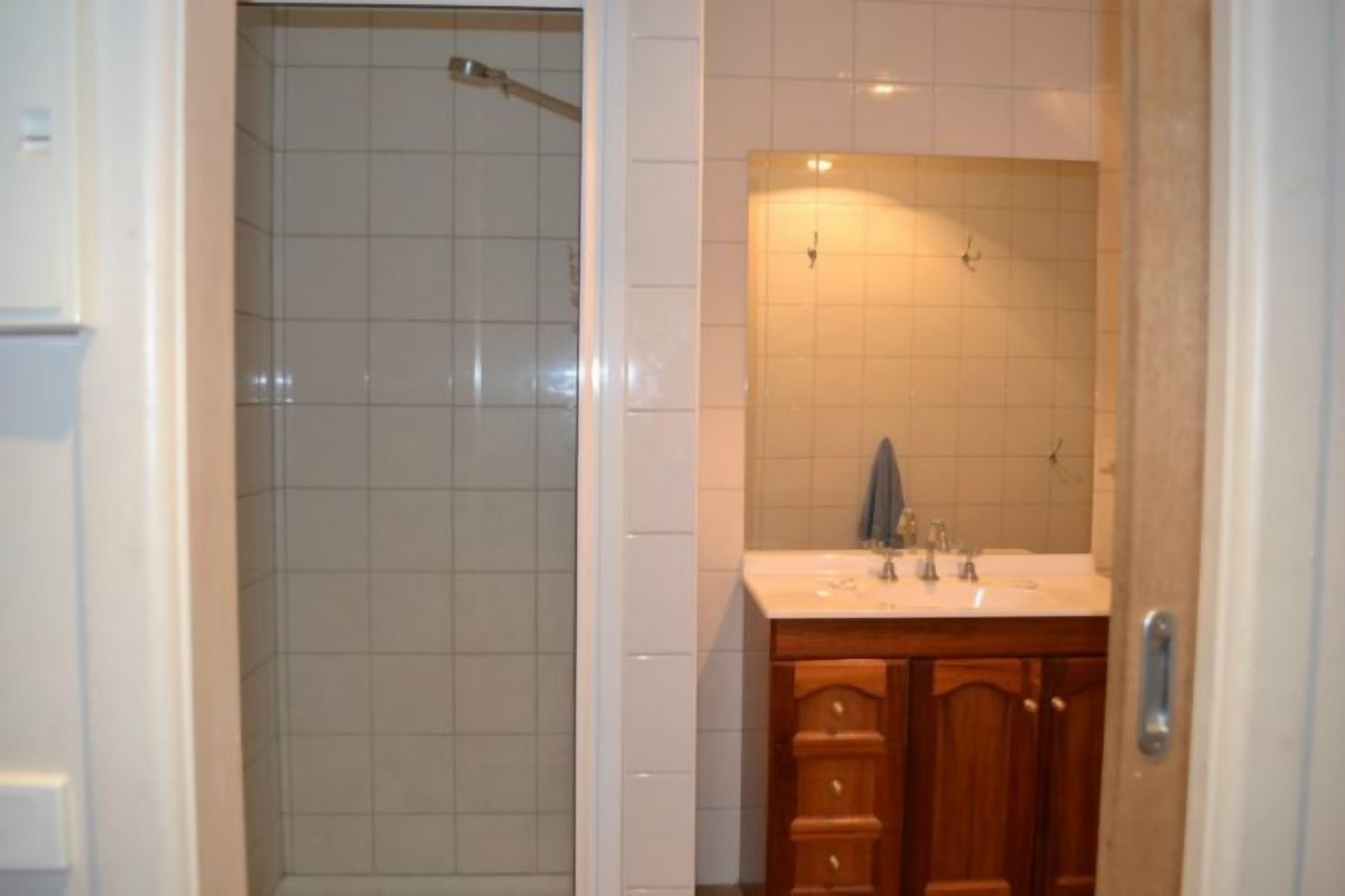 standard studio | bathroom | towels