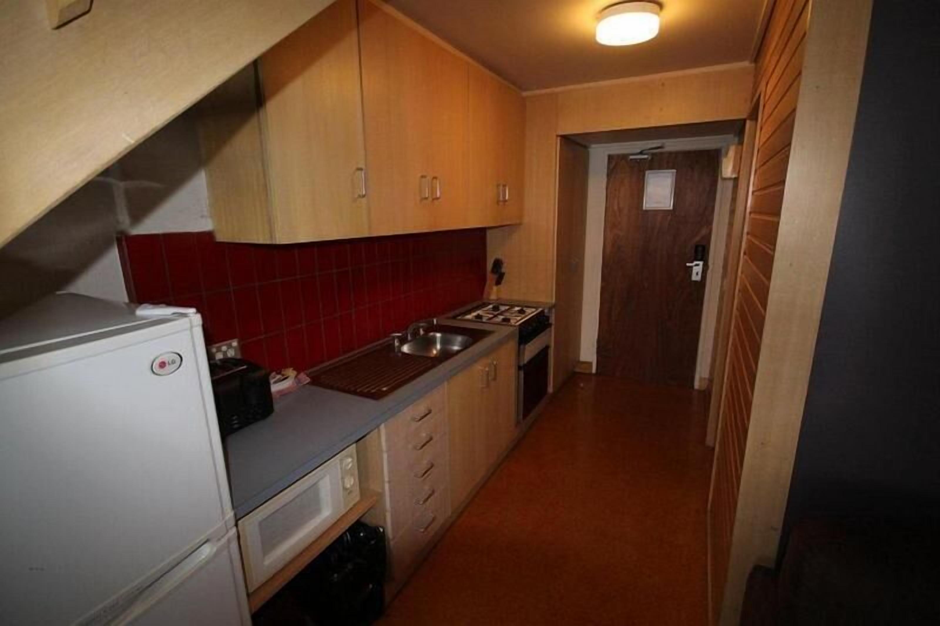 suite, 2 bedrooms (sleeps 8) | private kitchen | fridge, microwave, electric kettle, toaster