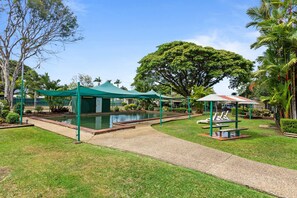 Outdoor pool, pool loungers - First City Caravilla (Earlville)
