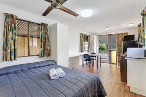 Bungalow, 1 Queen Bed | Living area