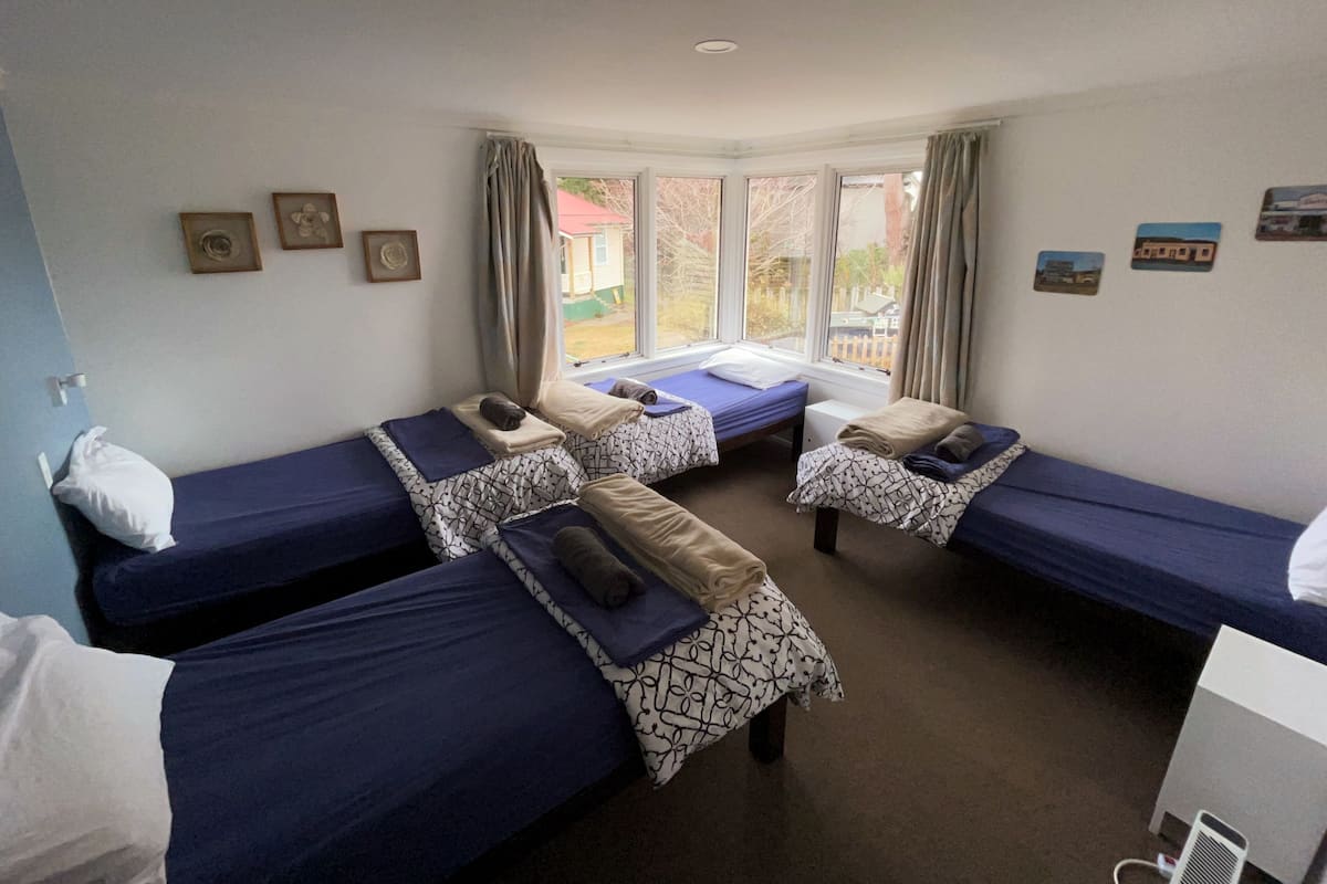 ห้องพักรวม (Bed in 4-Bed Mixed Dorm) | เตารีด/โต๊ะรีดผ้า, Wi-Fi ฟรี, ผ้าปูที่นอน