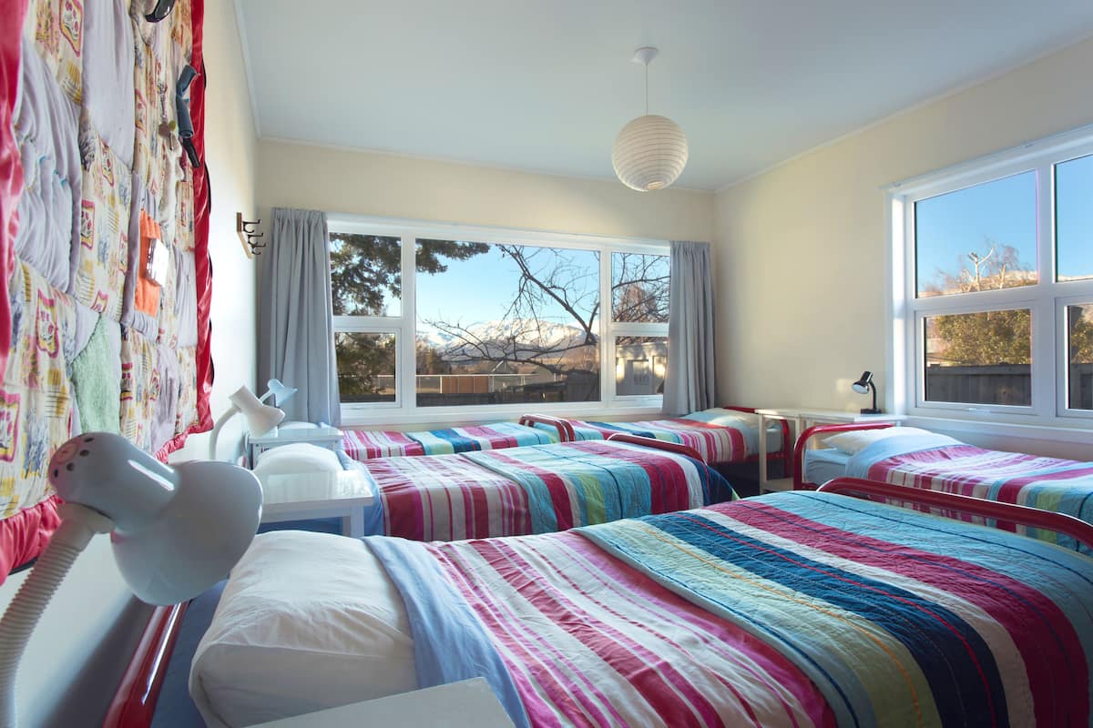 Tabla de planchar con plancha, wifi gratis y ropa de cama