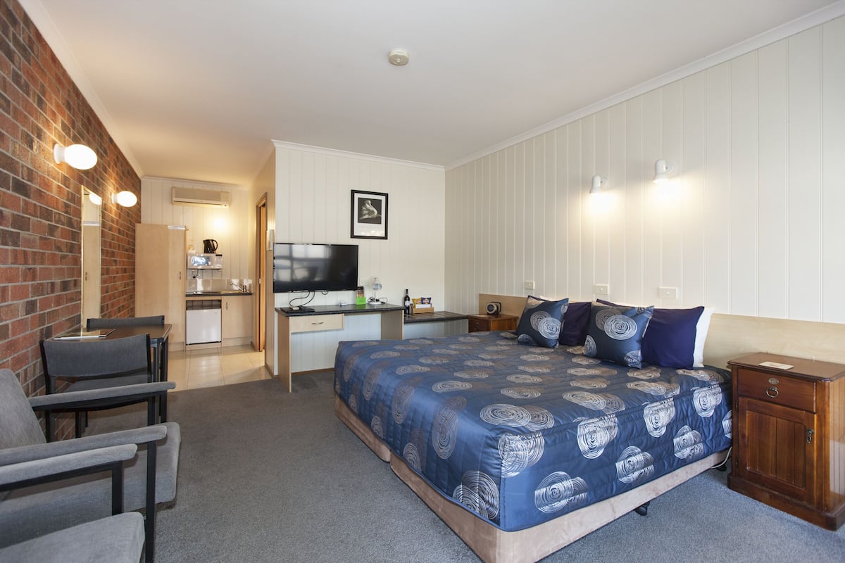 Accessible Room | Minibar, blackout drapes, iron/ironing board, free WiFi
