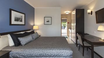 Minibar, cortinas blackout, tabla de planchar con plancha y wifi gratis