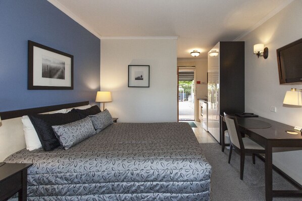 Executive Room | Minibar, blackout curtains, iron/ironing board, free WiFi