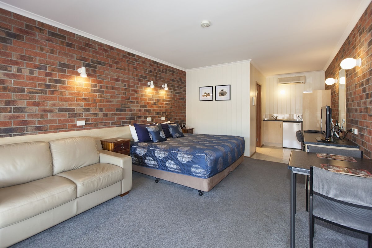 King Room | Minibar, blackout drapes, iron/ironing board, free WiFi