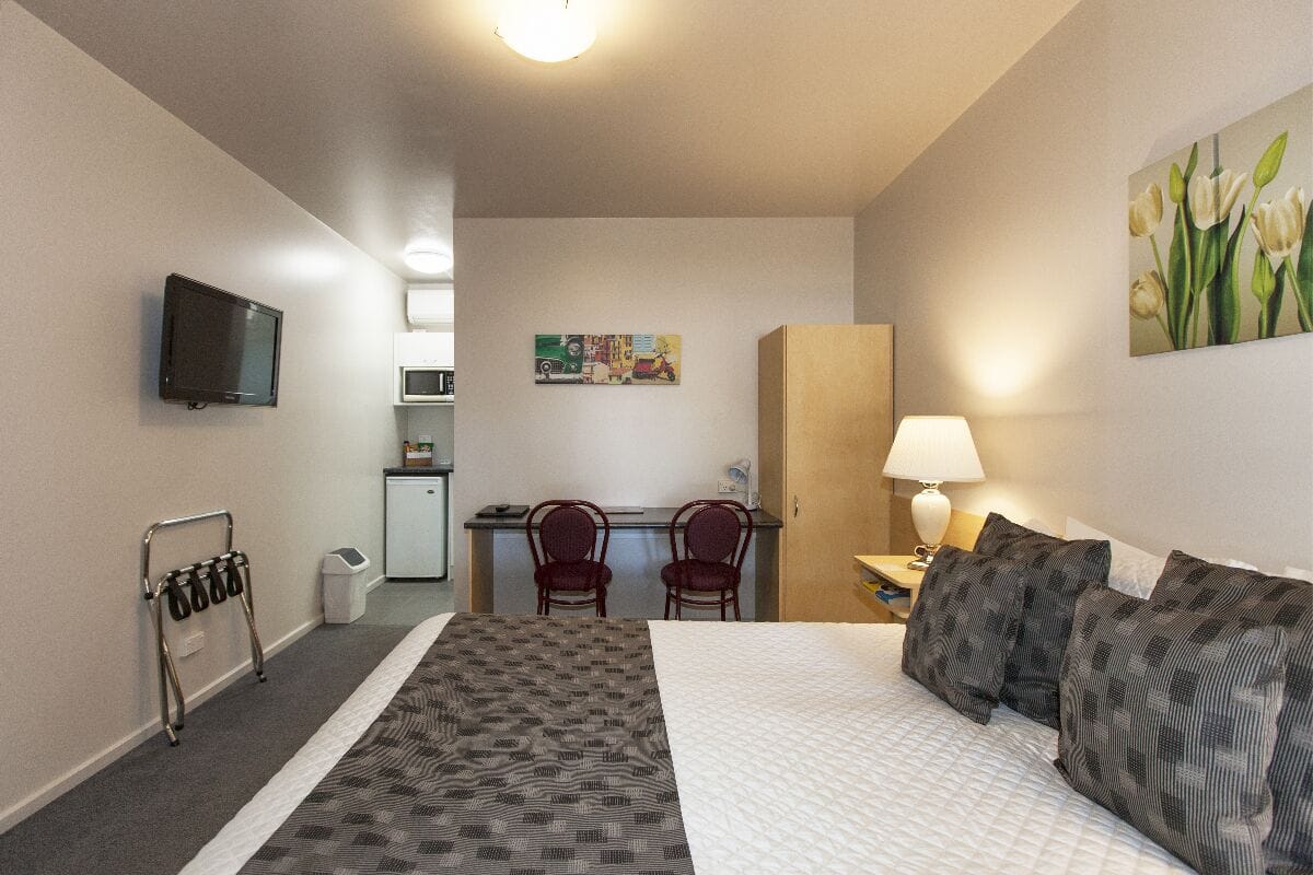 Standard Room | Minibar, blackout drapes, iron/ironing board, free WiFi