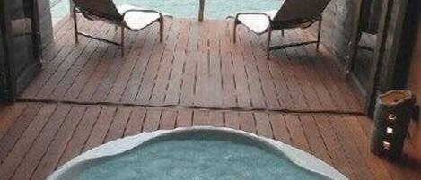 Outdoor spa tub